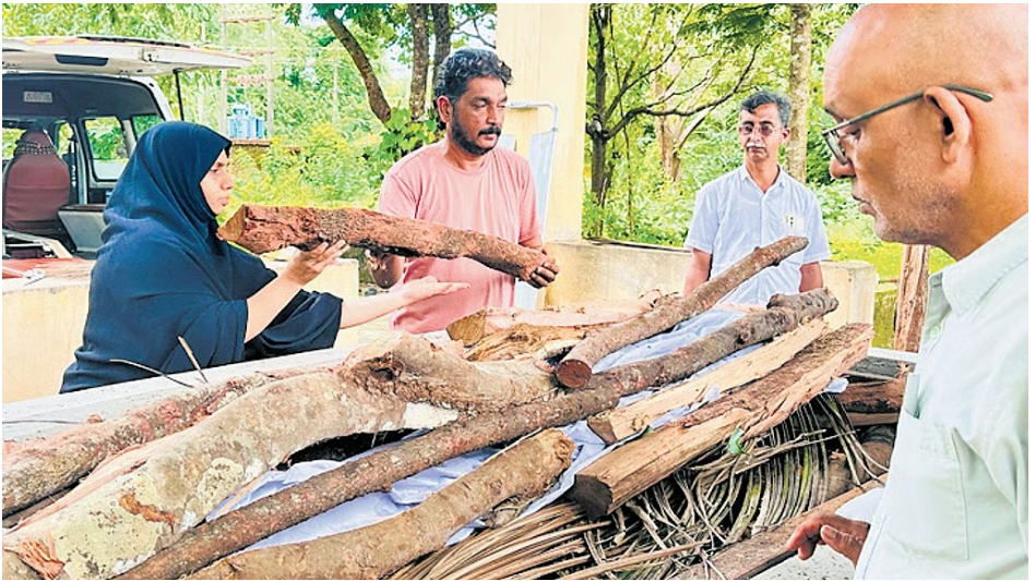 এক হিন্দুর শেষকৃত্য সম্পন্ন করেছেন মুসলিম নারী