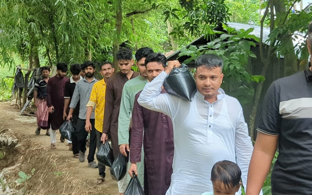 বন্যার্তদের পাশে দাঁড়িয়ে আলোচনায় চেয়ারম্যান পদপ্রার্থী আরমানুল
