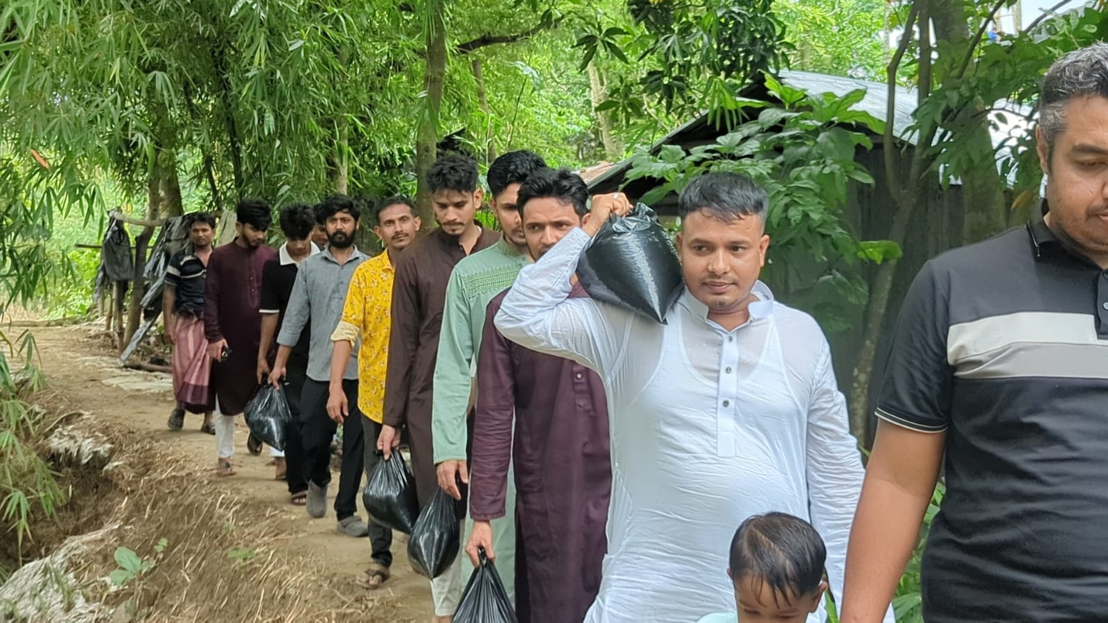 বন্যার্তদের পাশে দাঁড়িয়ে আলোচনায় চেয়ারম্যান পদপ্রার্থী আরমানুল
