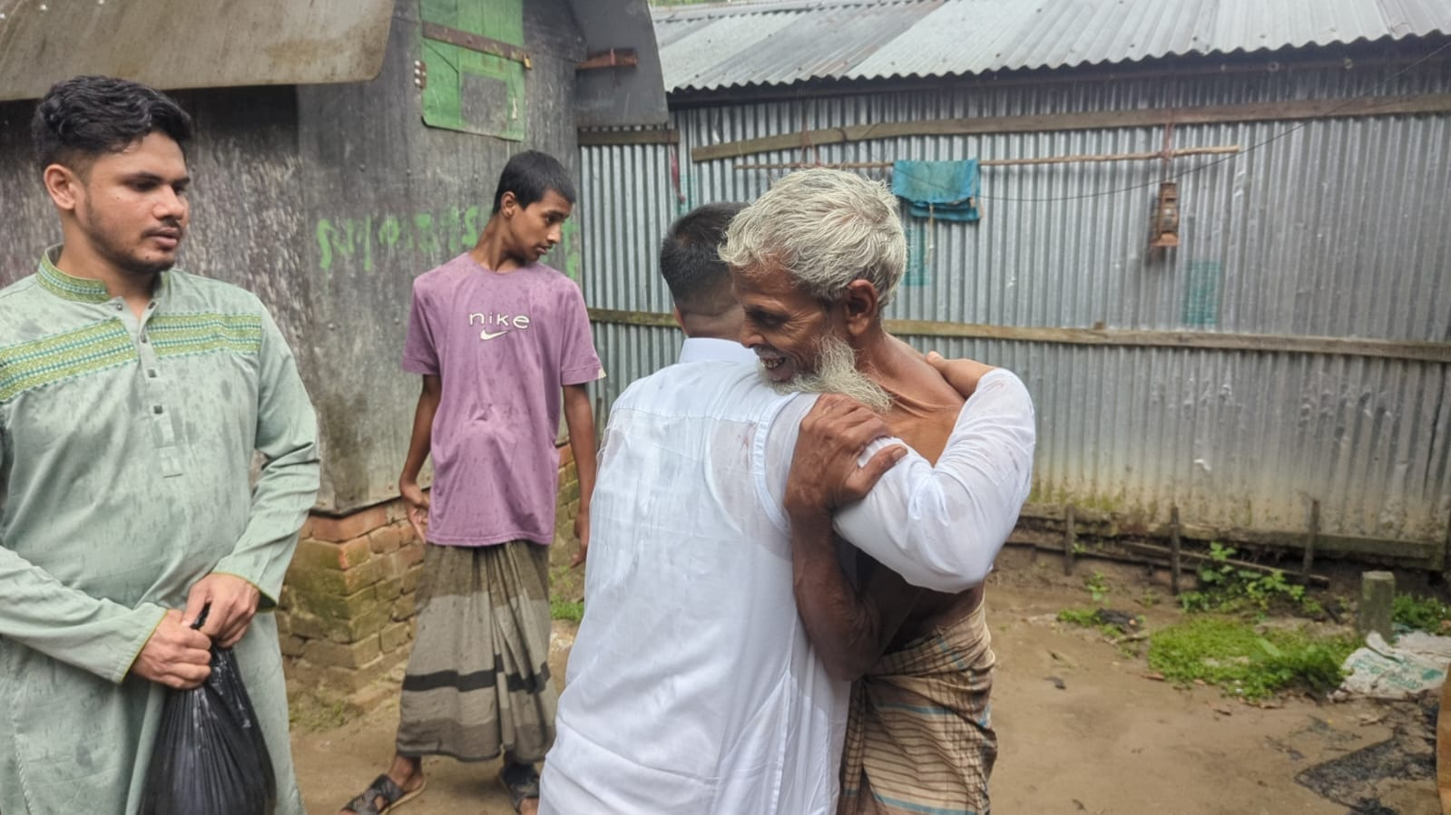 বন্যার্তদের পাশে দাঁড়িয়ে আলোচনায় চেয়ারম্যান পদপ্রার্থী আরমানুল