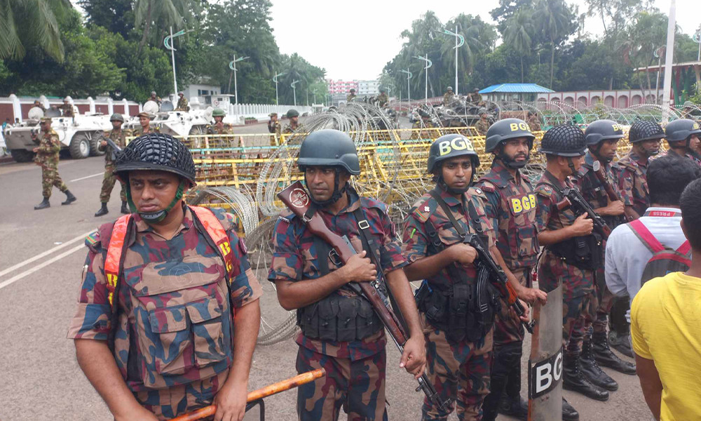 বঙ্গভবন ঘিরে নিরাপত্তার চাদর, নজরদারিতে পুরো এলাকা বঙ্গভবন ঘিরে নিরাপত্তার চাদর, নজরদারিতে পুরো এলাকা