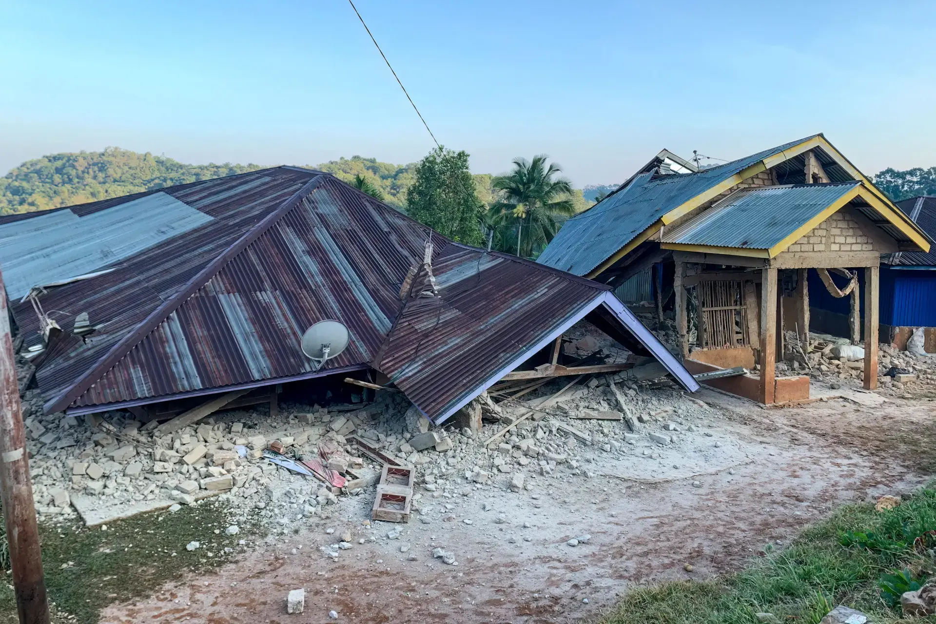 ন্দোনেশিয়ায় ৭.৭ মাত্রার ভূমিকম্প, নিহত অন্তত ২০ ন্দোনেশিয়ায় ৭.৭ মাত্রার ভূমিকম্প, নিহত অন্তত ২০