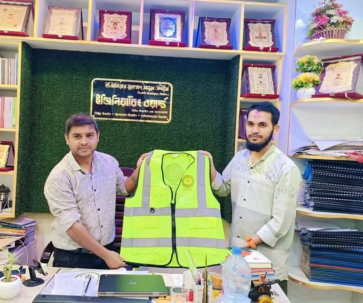 বাংলাদেশ গ্রীন আর্মি ব্লাড ব্যাংকের স্বেচ্ছাসেবীদের মাঝে পোশাক বিতরণ