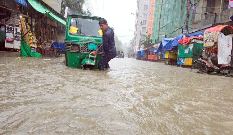 টানা ভারী বর্ষণে আবারো জলমগ্ন চট্টগ্রাম