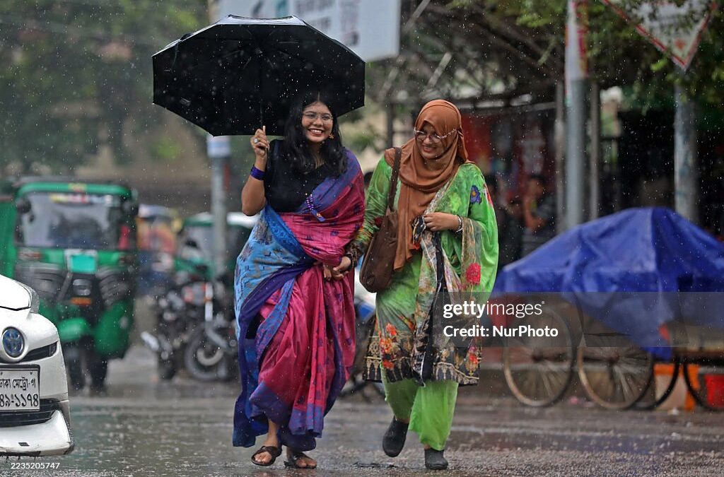 বর্ষার দিনে ফ্যাশন: আরাম ও স্টাইলের দারুণ মেলবন্ধন