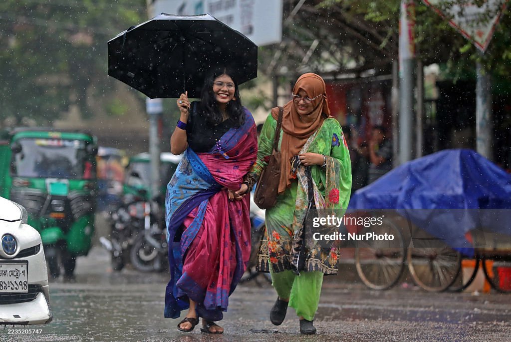 বর্ষার দিনে ফ্যাশন: আরাম ও স্টাইলের দারুণ মেলবন্ধন