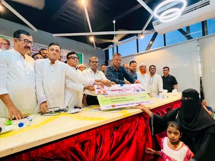 তারেক রহমানের নির্দেশে লোহাগাড়ায় ৪ রোগীকে আর্থিক সহায়তা