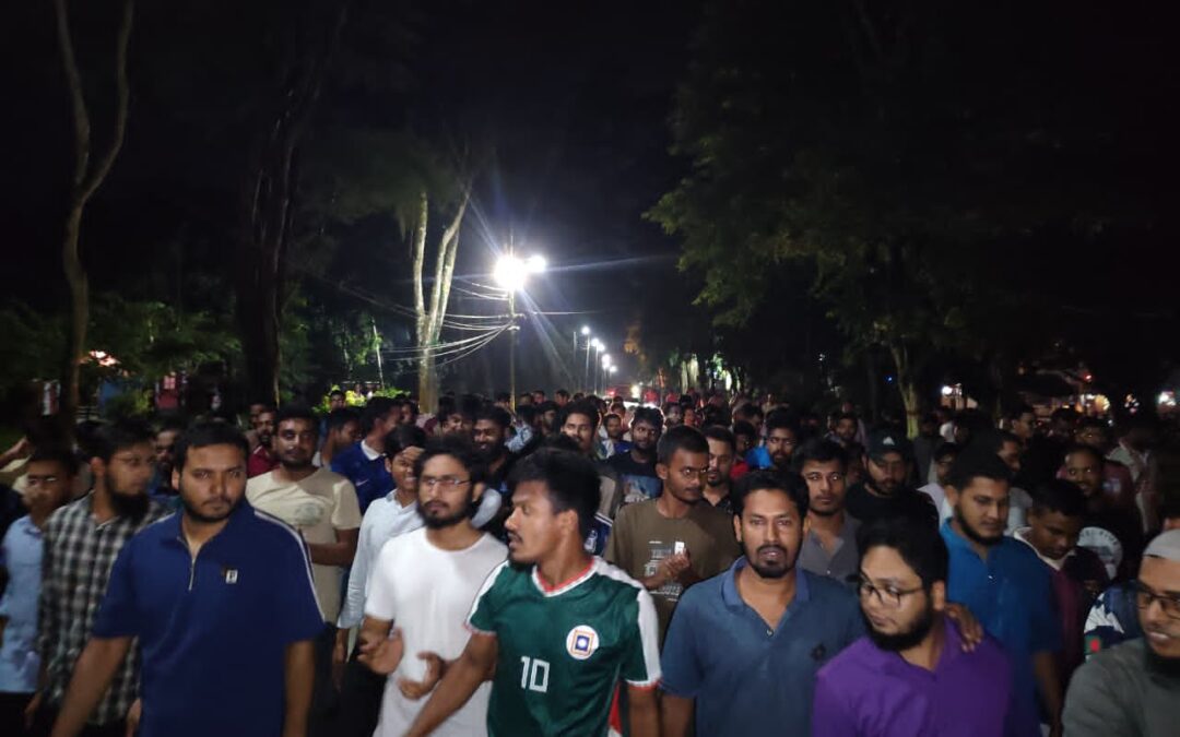 সরকারি চাকরির ভাইবায় নম্বর বাড়ানোর সিদ্ধান্তের প্রতিবাদে রাবিতে বিক্ষোভ