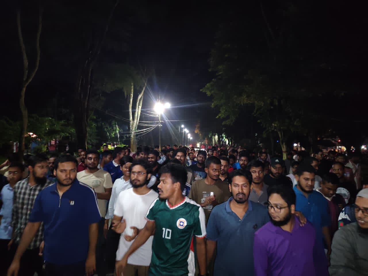 সরকারি চাকরির ভাইবায় নম্বর বাড়ানোর সিদ্ধান্তের প্রতিবাদে রাবিতে বিক্ষোভ