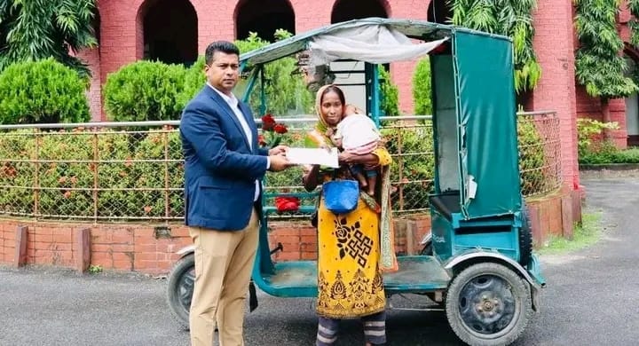 তিন সন্তান নিয়ে অটোরিকশার হ্যান্ডেলে ইয়াসমিন
