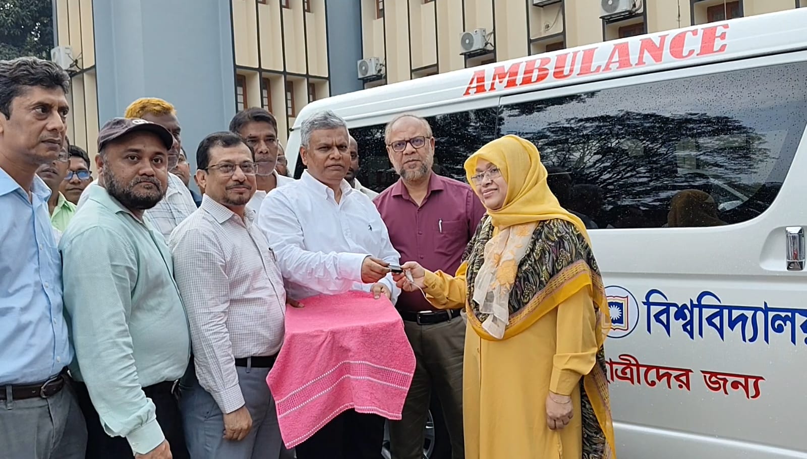 শিক্ষার্থীদের জন্য রাবি মেডিকেলে যুক্ত হলো অত্যাধুনিক দুটি নতুন অ্যাম্বুলেন্স
