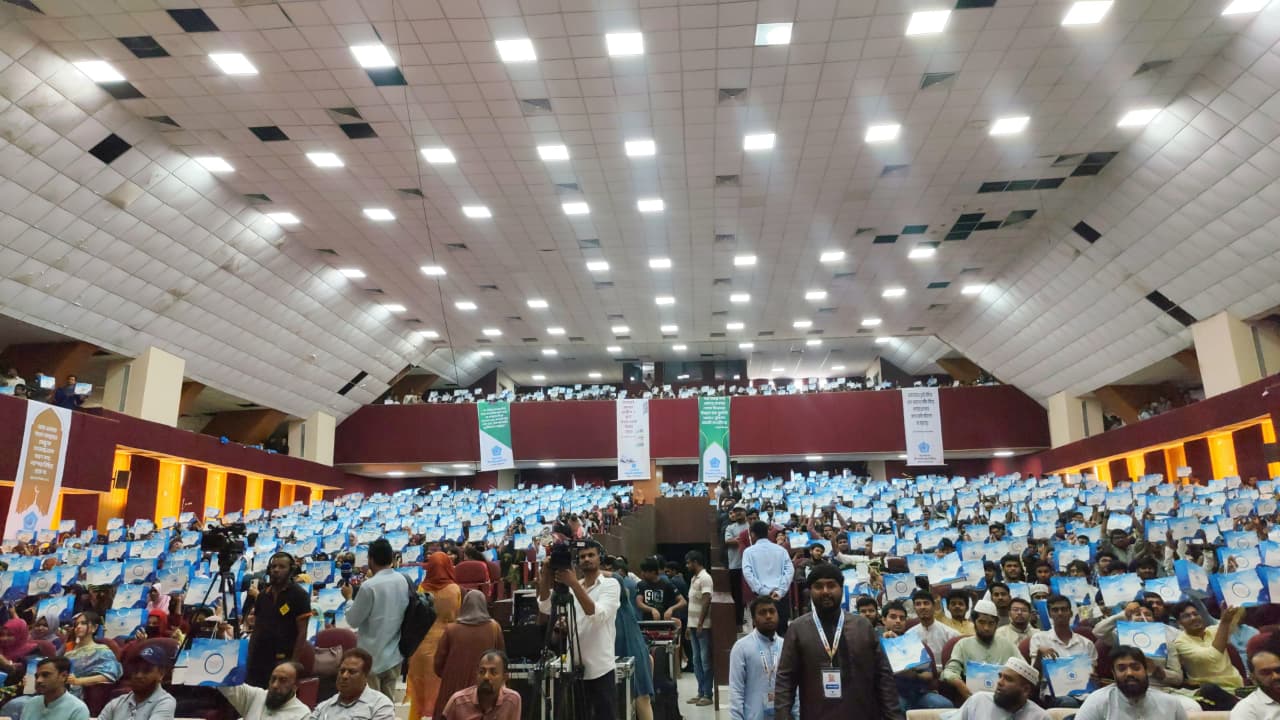নবীনদের বরণ করে নিলো রাবি ছাত্রশিবির
