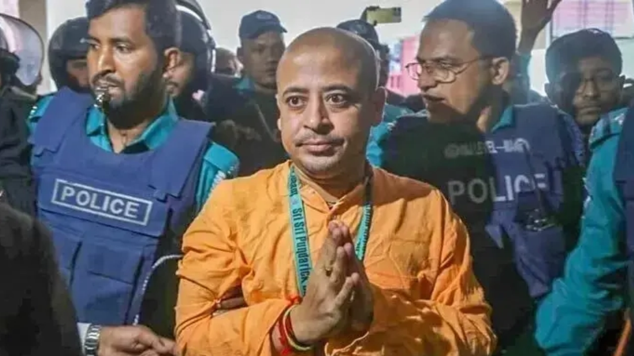 দুই মামলায় জামিন পেলেন চিন্ময় কৃষ্ণ দাস দুই মামলায় জামিন পেলেন চিন্ময় কৃষ্ণ দাস