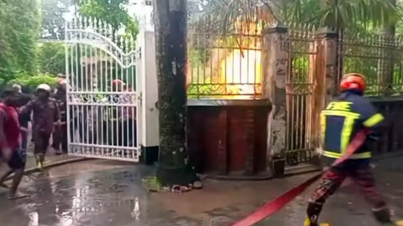 বজ্রপাতে বিদ্যুৎমন্ত্রীর বাসভবনে আগুন