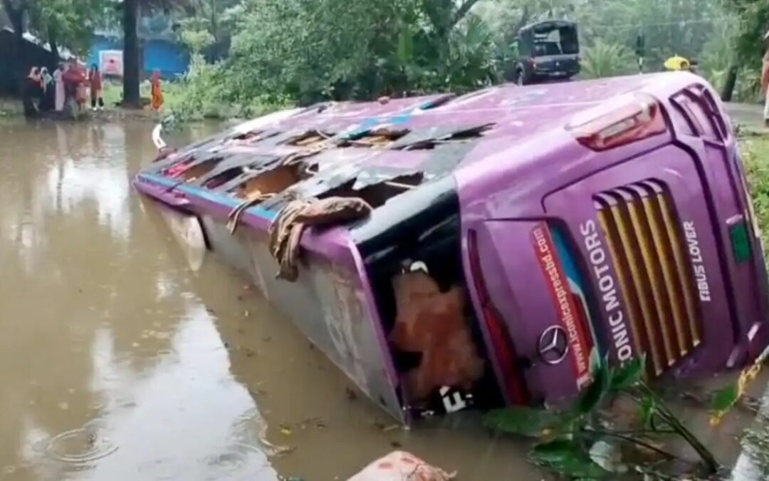 কুয়াকাটা যাওয়ার পথে পুকুরে ডাবল ডেকার বাস, আহত ১৫