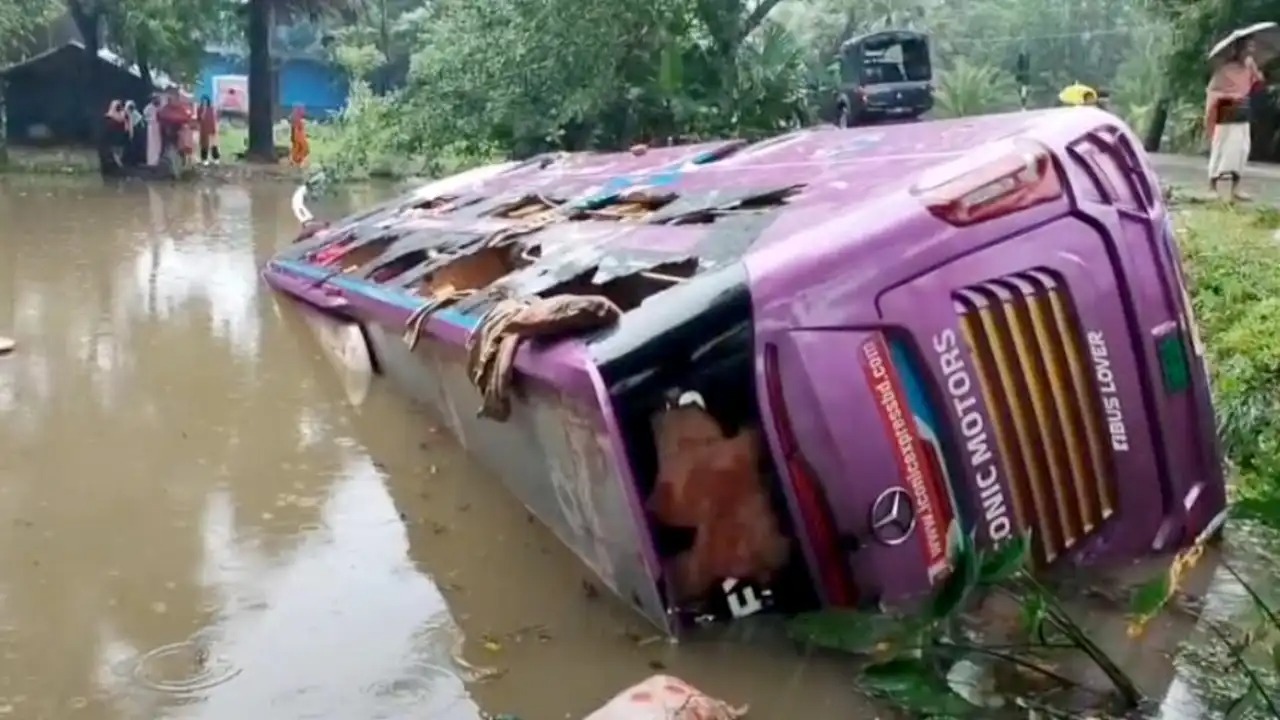 কুয়াকাটা যাওয়ার পথে পুকুরে ডাবল ডেকার বাস, আহত ১৫ কুয়াকাটা যাওয়ার পথে পুকুরে ডাবল ডেকার বাস, আহত ১৫