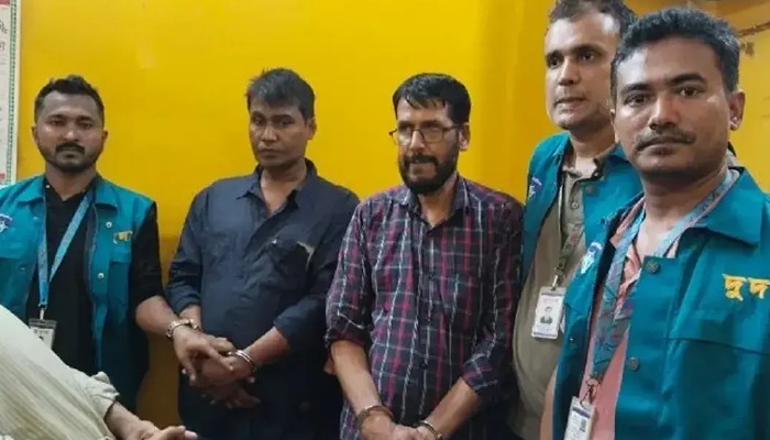 চট্টগ্রামে ঘুষের টাকাসহ সাব-রেজিস্ট্রার আটক